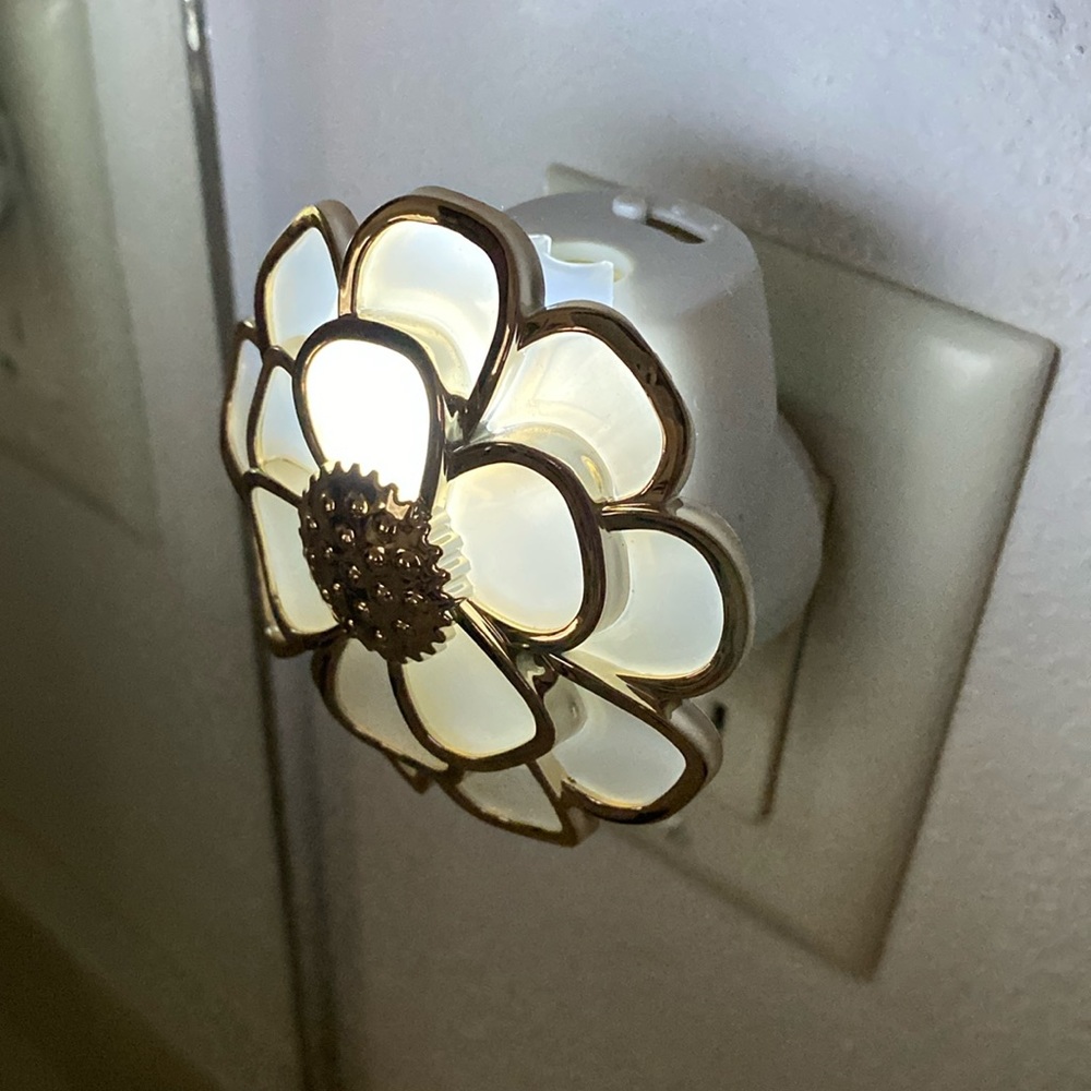 Yankee candle light up flower diffuser - Picture 1 of 7